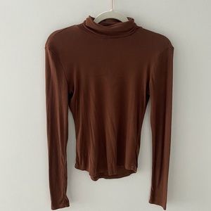 SUNDAY BEST Freshman Turtle Neck in Cognac Size: S